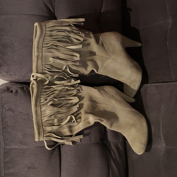 NWB! N.Y.L.A Gray Suede Leather Fringe Boots 6 - Picture 6 of 7